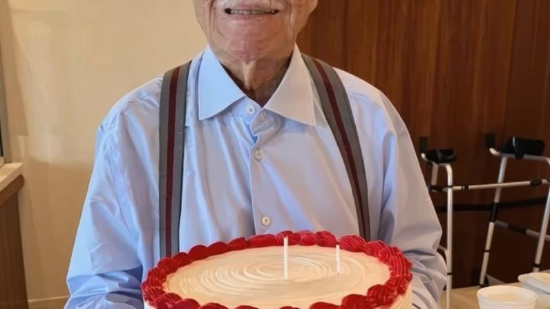 Sarney celebra os 96 anos com um bolo do Flamengo, time do coração - (crédito: Júnior Pereira/Divulgação)
