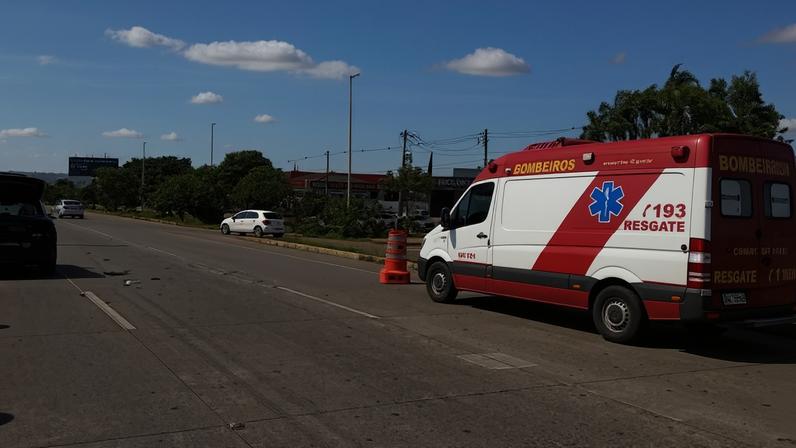 Em Vicente Pires, os bombeiros foram chamados para atender uma colisão envolvendo uma motocicleta e um carro na Via Estrutural - (crédito: Divulgação / CBMDF)