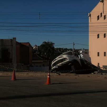 Caminhão desgovernado atinge casa em Vicente Pires e fere mulher com estilhaços
