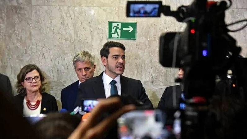 O Advogado-Geral da União, Jorge Messias, fala à imprensa após derrota no Senado Federal