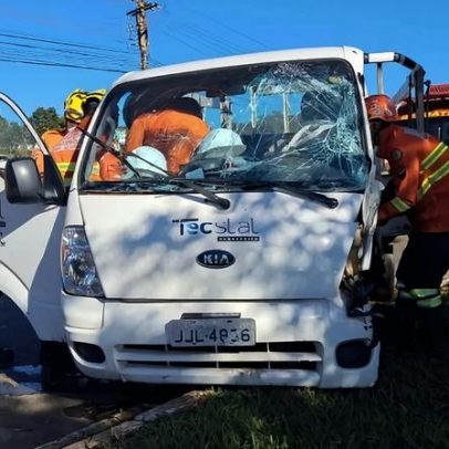 Caminhão atinge poste e homem fica preso às ferragens