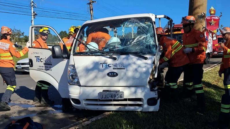 Bombeiros resgatam homem preso às ferragens de caminhão - (crédito: Divulgação / CBMDF)