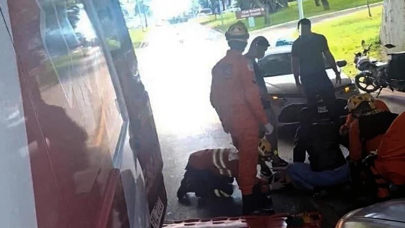 CBMDF atende colisão entre carro e moto na Asa Sul - (crédito: CBMDF/Divulgação)