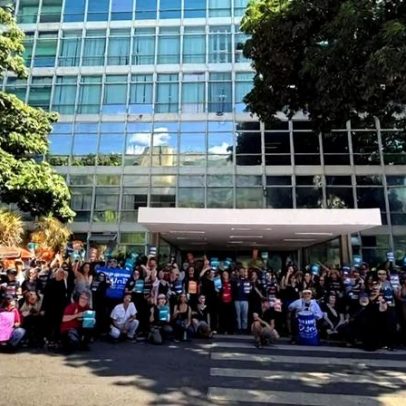 Professores e alunos da UnB protestam em frente ao Ministério da Gestão