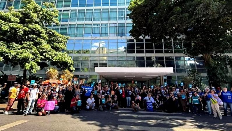 Alunos e docentes da UnB durante a manifestação - (crédito: divulgação/ADUnB)