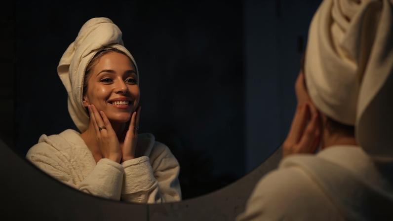 Woman at home applying cream mask (crédito: Freepik)