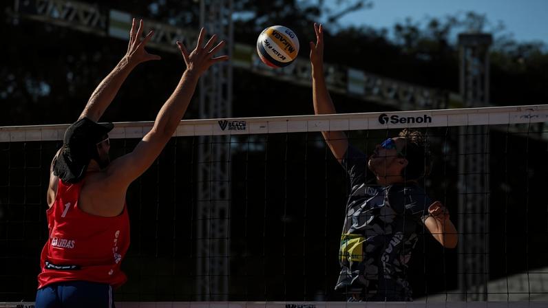 O francês Rémi Daubas, ex-Bassereau, em ação na vitória desta quarta-feira no Parque Ana Lídia pela etapa de Brasília do Circuito Mundial de Võlei de Praia - (crédito: Divulgação/FIVB)