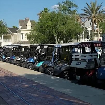 Protestos e pickleball: visita de Trump agita maior comunidade de aposentados