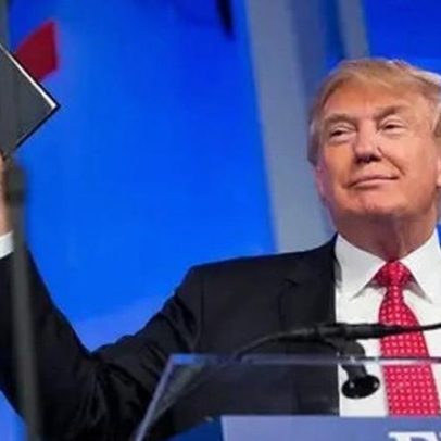Trump participa de leitura bíblica em maratona