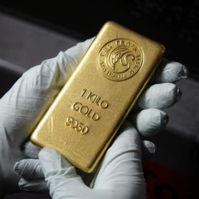 Ouro cai com nova interrupção em Hormuz e preocupa inflação