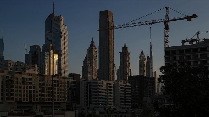 Déficit do Reino Unido cai para menor em três anos, mas riscos de guerra aumentam