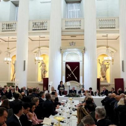 Gabinete romeno perde maioria parlamentar após o abandono do principal partido