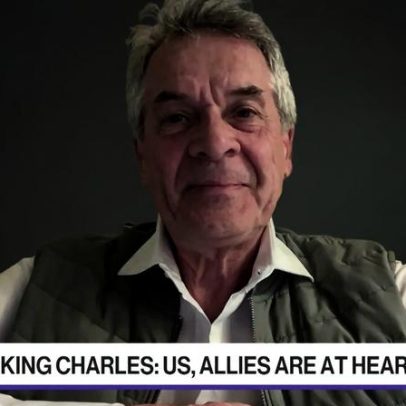 Rei Charles pede aos EUA que rejeitem o isolacionismo em discurso histórico