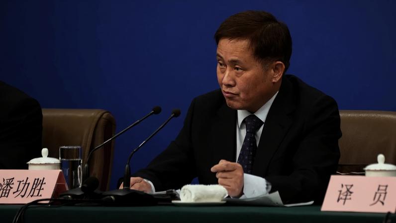 Ex-presidente búlgaro busca converter popularidade em poder