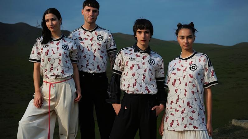 Camisas feitas pela Adidas remetem à floração do Deserto do Atacama.