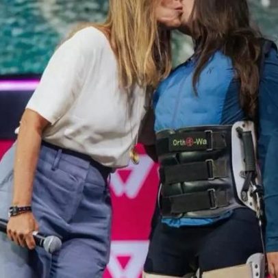 Laís Souza se levanta em evento e homenageia pesquisadora