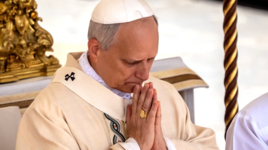 O novo papa Leão XIV com um anel de pescador e um pálio em sua posse na Praça de São Pedro