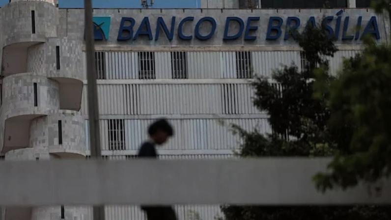 A Câmara Legislativa do Distrito Federal aprovou um projeto do governo distrital diminuindo em R$ 2,9 bilhões o escopo de imóveis oferecidos para cobrir o rombo do Banco Master no Banco de Brasília (BRB).