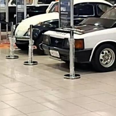 Exposição de viaturas históricas da Polícia Civil no shopping de Porto Alegre
