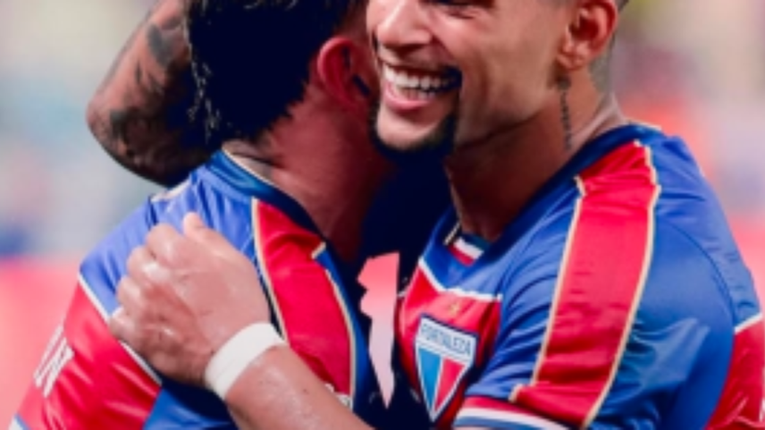 Fortaleza comemorando gol