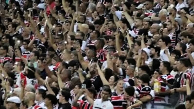 Torcida do Santa Cruz na Arena de Pernambuco.