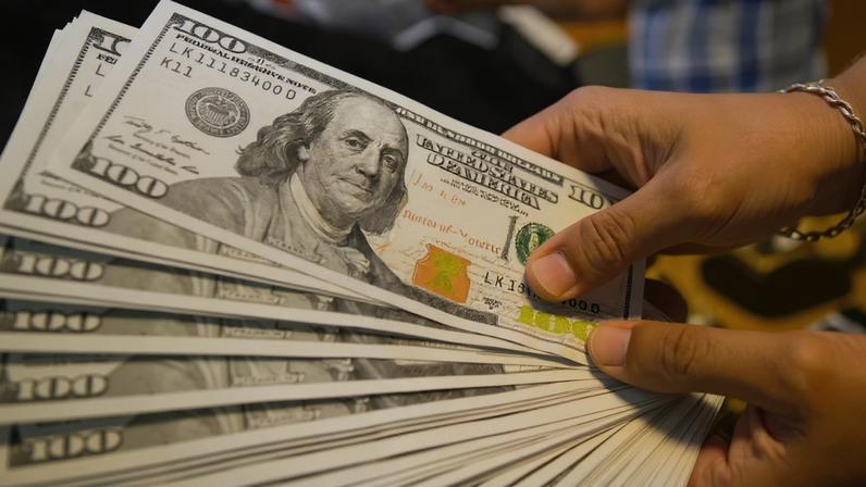 Notas de dólar em casa de câmbio em Jacarta, na Indonésia. — Foto: Hafidz Mubarak/Reuters