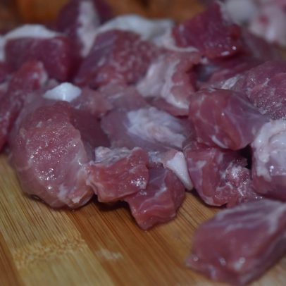 Metade dos brasileiros lava carne antes de cozinhar, aponta estudo da USP