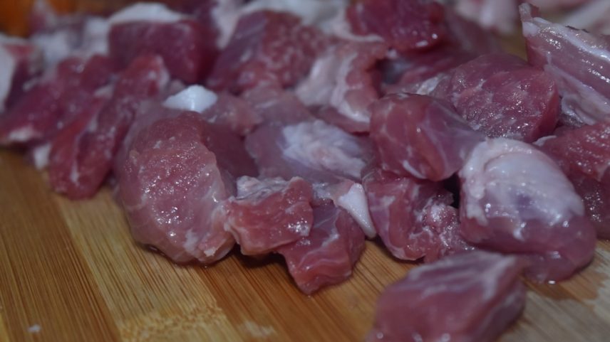 Metade dos brasileiros lava carne antes de cozinhar, aponta estudo da USP