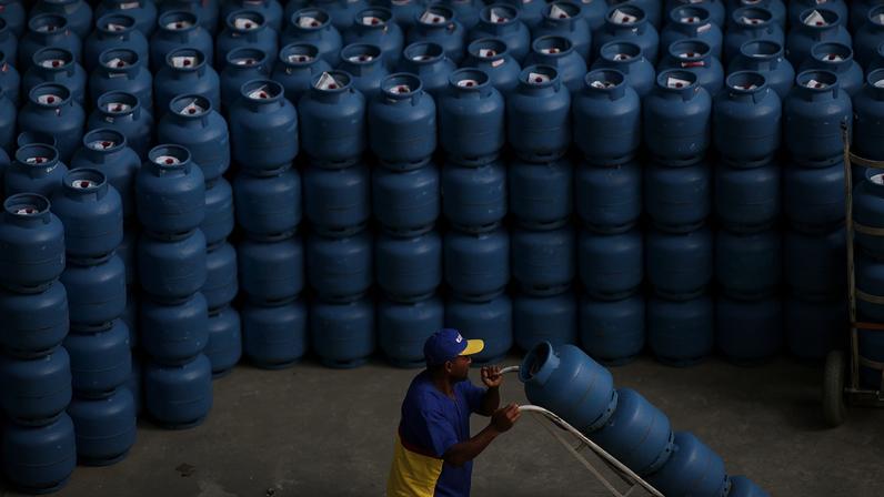 Trabalhador movimenta botijões de gás de cozinha em distribuidora em São Paulo (SP) 02/05/2006 Reuters/Caetano Barreira/Proibida reprodução