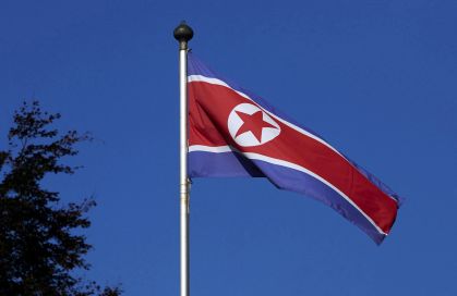 Bandeira da Coreia do Norte em frente à sede da missão diplomática do país em Genebra.