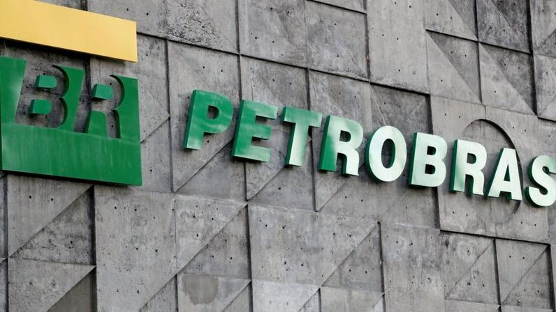 Logo verde da Petrobras e BR em prédio de concreto texturizado.