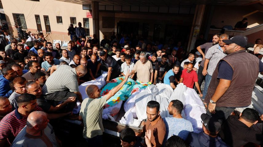 People carry the bodies of the Palestinians killed during Israeli strikes, amid the ongoing conflict between Israel and Palestinian Islamist group Hamas, in Khan Younis in the southern Gaza Strip, November 3, 2023. REUTERS/Mohammed Salem