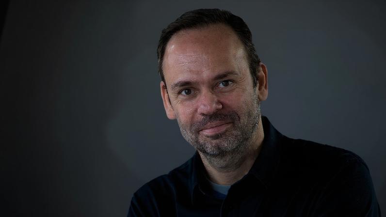 Guilherme Wisnik revisita ideias de seu livro para analisar a volta do peso do espaço físico nas disputas globais