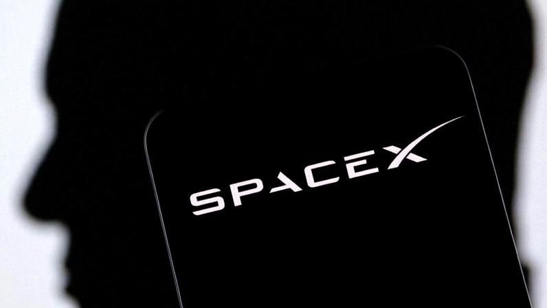 Logotipo da SpaceX e silhueta de Elon Musk