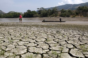 Pescador em rio da Colômbia (Reuters/John Vizcaino)