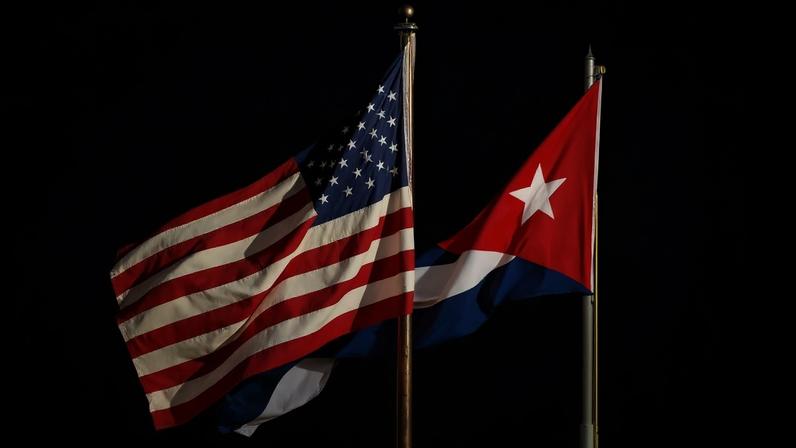 Bandeiras dos Estados Unidos e de Cuba na embaixada dos EUA em Havana