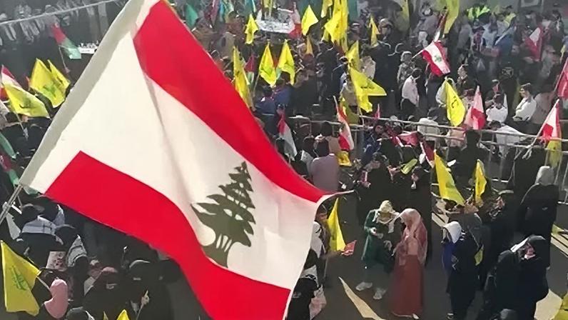 Manifestantes com bandeiras do Líbano e do Hezbollah