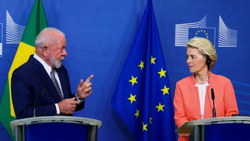 Presidente Luiz Inácio Lula da Silva conversa com a presidente da União Europeia, Ursula von der Leyen, em Bruxelas (Foto: REUTERS/Ives Herman)