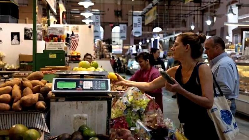 Pessoas fazem compras em mercado em Washington - 09/08/2024 (Foto: Umit Bektas/Reuters)
