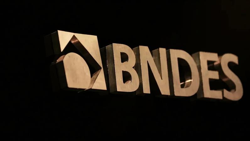 Logo do BNDES no edifício-sede do banco, no Rio de Janeiro (Foto: REUTERS/Sergio Moraes)