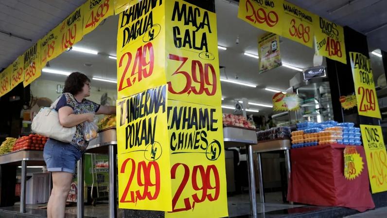 Consumidora compra frutas em mercado no Rio de Janeiro (Foto: REUTERS: Ricardo Moraes)