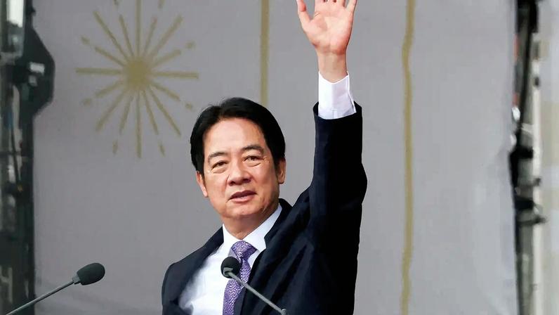 O presidente de Taiwan, Lai Ching-te, acena para a multidão no Dia Nacional para comemorar o 113º aniversário da República da China, nome formal de Taiwan, em Taipei, Taiwan, em 10 de outubro de 2024. REUTERS/Ann Wang
