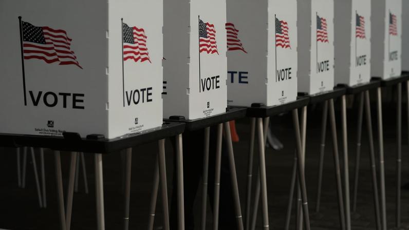 Cabines de votação no do Condado de Dona Ana, em Las Cruces, Novo México, EUA (Foto: Paul Ratje/Reuters)