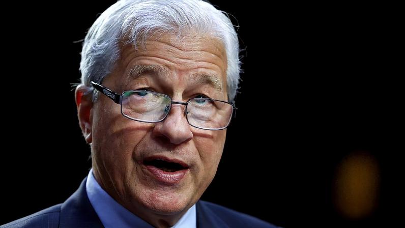 Jamie Dimon, CEO do JPMorgan Chase, de cabelos grisalhos e óculos, falando.