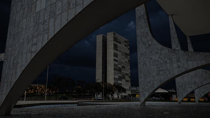 Sede das duas Casas do Poder Legislativo e um dos mais famosos cartões postais do Brasil, o Palácio do Congresso Nacional é composto por duas cúpulas e duas torres de 28 andares, que abrigam a Câmara dos Deputados e o Senado Federal.