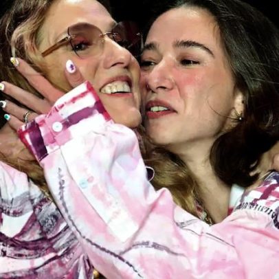 Isabela Capeto divide passarela com filha Chica, coleção de flores e parangolés