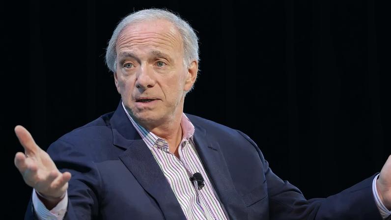 Ray Dalio, fundador da Bridgewater Associates, fala em Nova York - 22/05/2025 (Foto: REUTERS/Andrew Kelly)