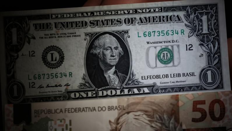 Notas de real e dólar — Foto: Amanda Perobelli/ Reuters