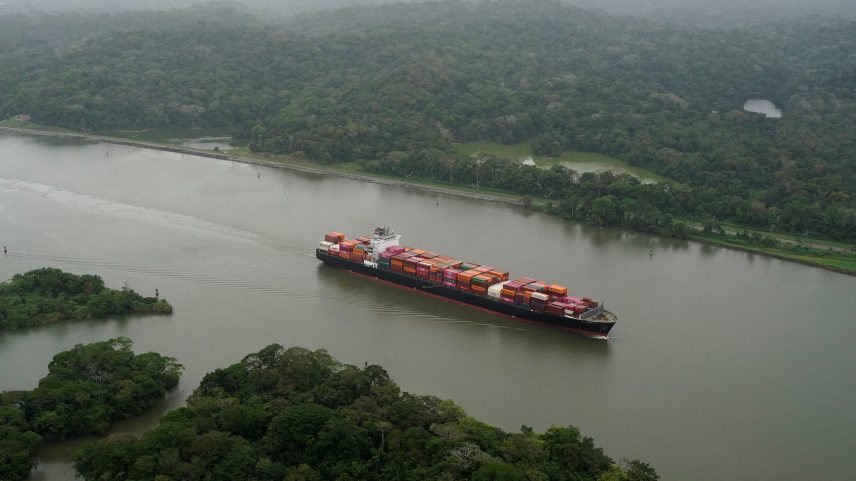 Vista aérea de navio passando pelo Canal do Panamá. — Foto: REUTERS/Enea Lebrun