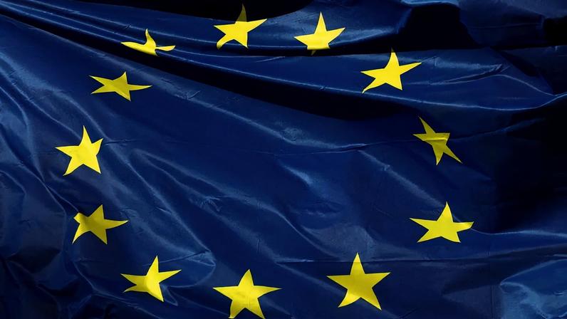 Bandeira da União Europeia na sede da Comissão Europeia, em Bruxelas, na Bélgica